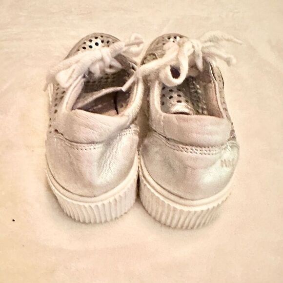 Musse & Cloud Flatform Sneaker Size 38 fits like a 7.5 Silver Perforated Sneaker - Picture 4 of 8